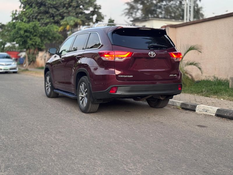 Main image of 2017 TOYOTA Highlander